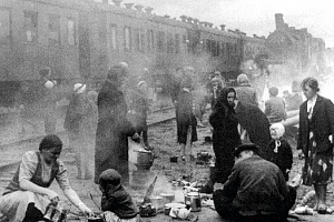Эвакуация жителей на станции Ладожское озеро. 1941
