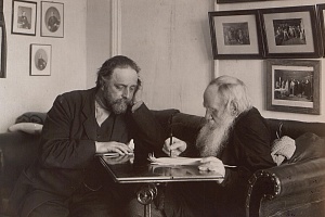 Л. Н. Толстой и В. Г. Чертков в кабинете. Фотография В.Г. Черткова. 1909 г. Ясная Поляна