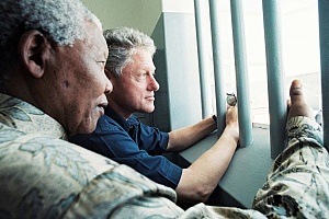 Тюрьма Роббен Айлэнд. Президент США Билл Клинтон и Нельсон Мандела в бывшей камере Манделы. Южная Африка, 27 марта 1998
