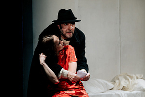 “Двое на качелях”