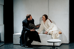 “Двое на качелях”