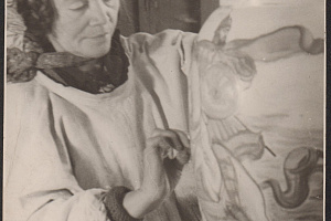 А. В. Щекатихина-Потоцкая за росписью вазы на Ленинградском фарфоровом заводе. Ленинград. 1947 Ивангородский филиал ГБУК ЛО Музейное агентство Ивангородский музей