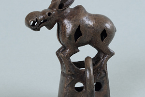 Навершие в виде лося. VII—VI вв. до н.э. Бронза, литье. Иркутский областной краеведческий музей им. Н.Н. Муравьева-Амурского