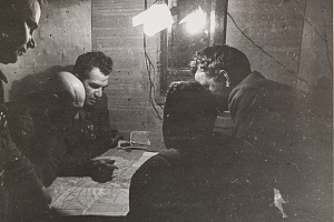 Аркадий Шайхет. Генерал И. В. Чуйков на командном пункте. Сталинград, осень 1942. РОСФОТО