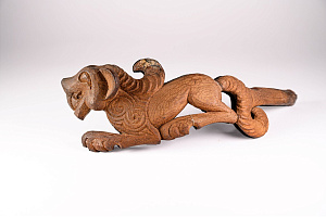 Резной наконечник шейной гривны. V—III вв. до н.э. Дерево, резьба. Институт археологии и этнографии Сибирского отделения РАН