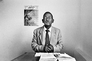 Церковь в области Камасси к югу от Оудсхорна. Священник читает молитву перед своей паствой. Южная Африка, ноябрь 2003