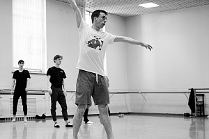 Максим Петров на репетиции. Фото Михаила Вильчука © Мариинский театр