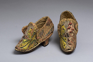 Башмачки, пара. Из собрания Оружейной палаты. Экспонировались в  Палатах бояр Романовых. Россия, первая четверть XVIII в. Музеи Московского Кремля