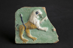 Фрагмент рельефного полихромного изразца. Вторая половина XVII в. Из собрания МГОМЗ