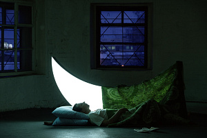 Леонид Тишков. Из проекта “Частная луна”. Выставка “Апокрифос”, ГЦСИ. Россия. 2003. Фотограф: Борис Бендиков © Леонид Тишков 