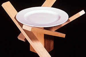 Константин Бойм. Проект Recycle. 1988 г. Авторская реконструкция 2018 г. Фарфоровая тарелка, дерево © Всероссийский музей декоративного искусства