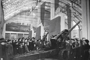Посетители в зале Победы Музея обороны Ленинграда. 2 мая 1948 года. ЦГА КФФД