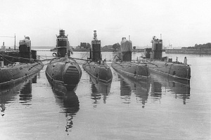 Отряд подводных лодок Дважды Краснознаменного балтийского флота на стоянке. Фотография Ширмана Михаила Александровича, июль 1975. ЦГАКФФД