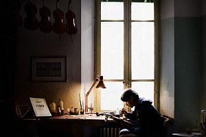 Джовани, скрипичный мастер из Кремоны. 2011 © Алекс Майоли