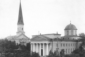 Фасад здания лютеранской церкви святой Елизаветы и римско-католического костела. Фотография ателье Буллы, 1898. ЦГАКФФД