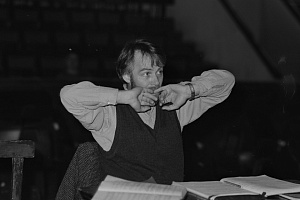 Александр Петров на репетиции оперы “Любовь к трем апельсинам” (1991 год). Фотограф Юлия Ларионова © Мариинский театр